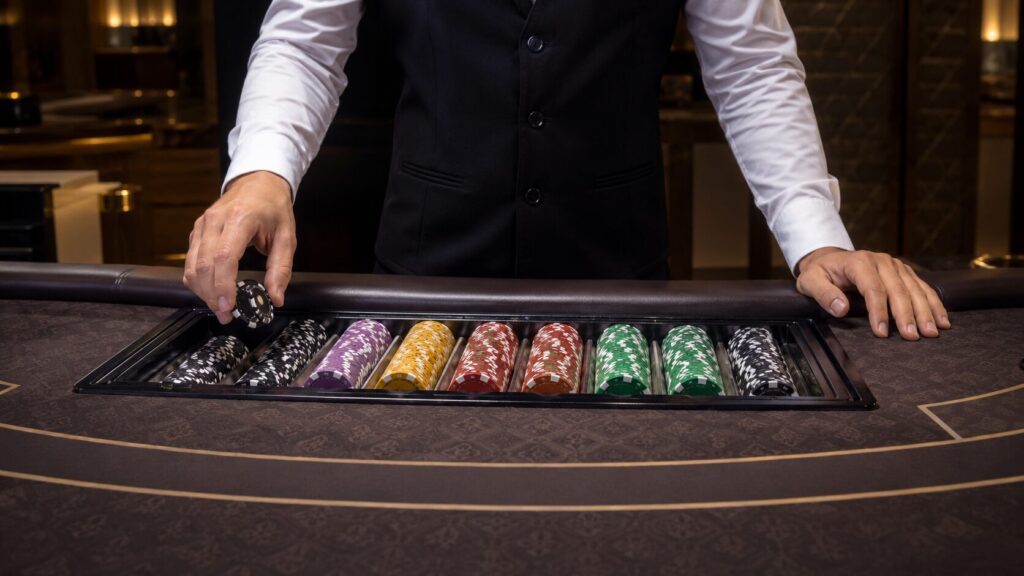 Bandejas de fichas en mesas de casino: orden, conteo y seguridad